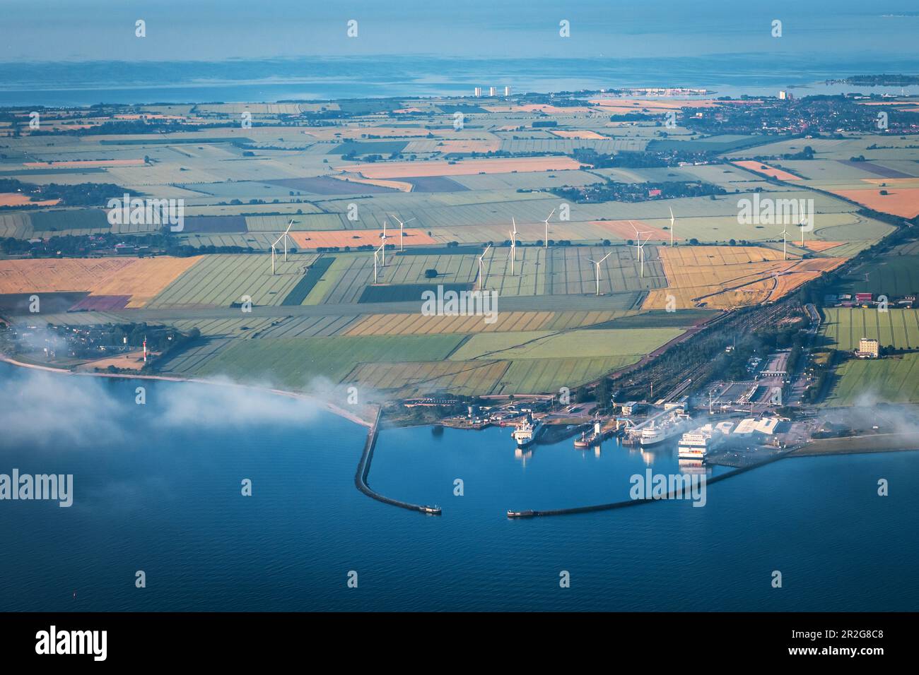 Vue d'en haut sur le port de ferry à Puttgarden, Fehmarn, mer Baltique, vue aérienne, Ostholstein, Schleswig-Holstein, Allemagne Banque D'Images