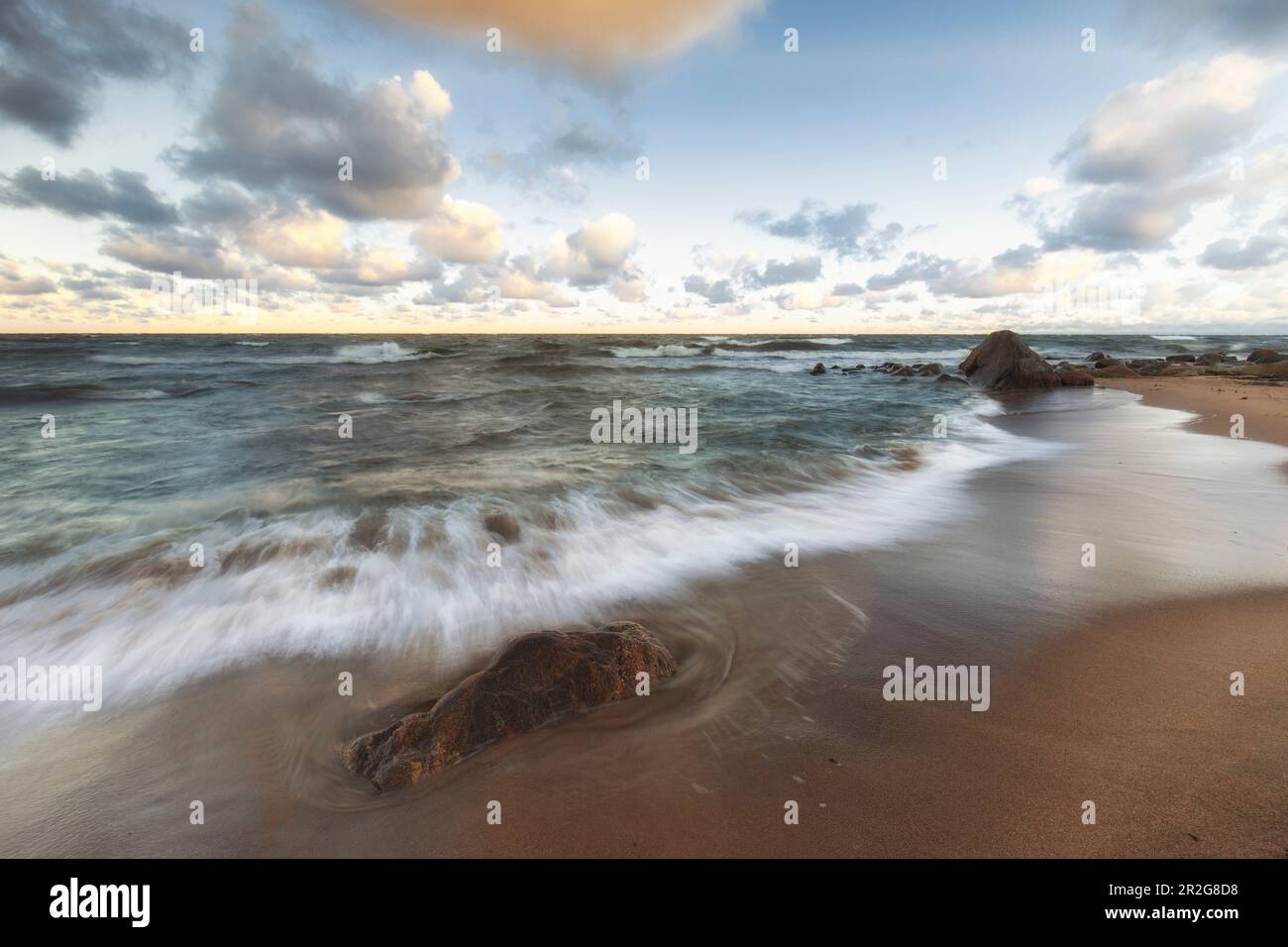 Plage de sable Vainupea, rochers, surf, vagues. Läääne Viru, Estonie, Etats baltes, Mer Baltique, Banque D'Images