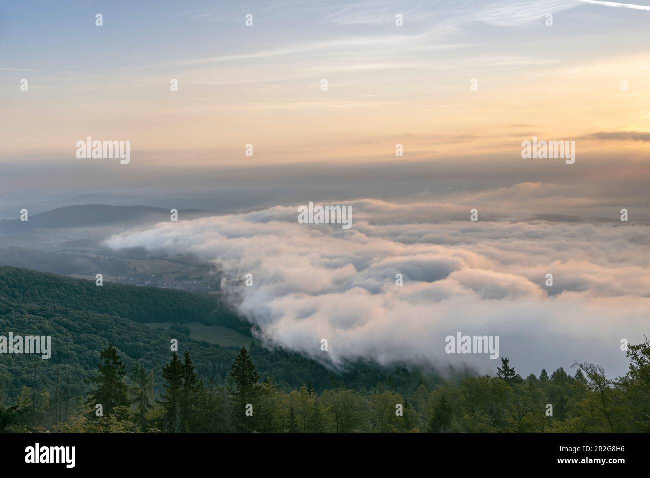 Vue de Kalbe dans la vallée sous les nuages, lever du soleil, Hohe Meissner, Hesse, Allemagne. Banque D'Images
