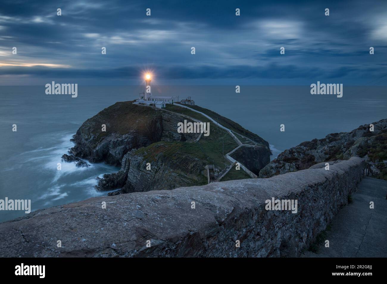 Route vers South Stack Lighthouse, Anglesey, pays de Galles, Royaume-Uni. Léger. rock island. Banque D'Images