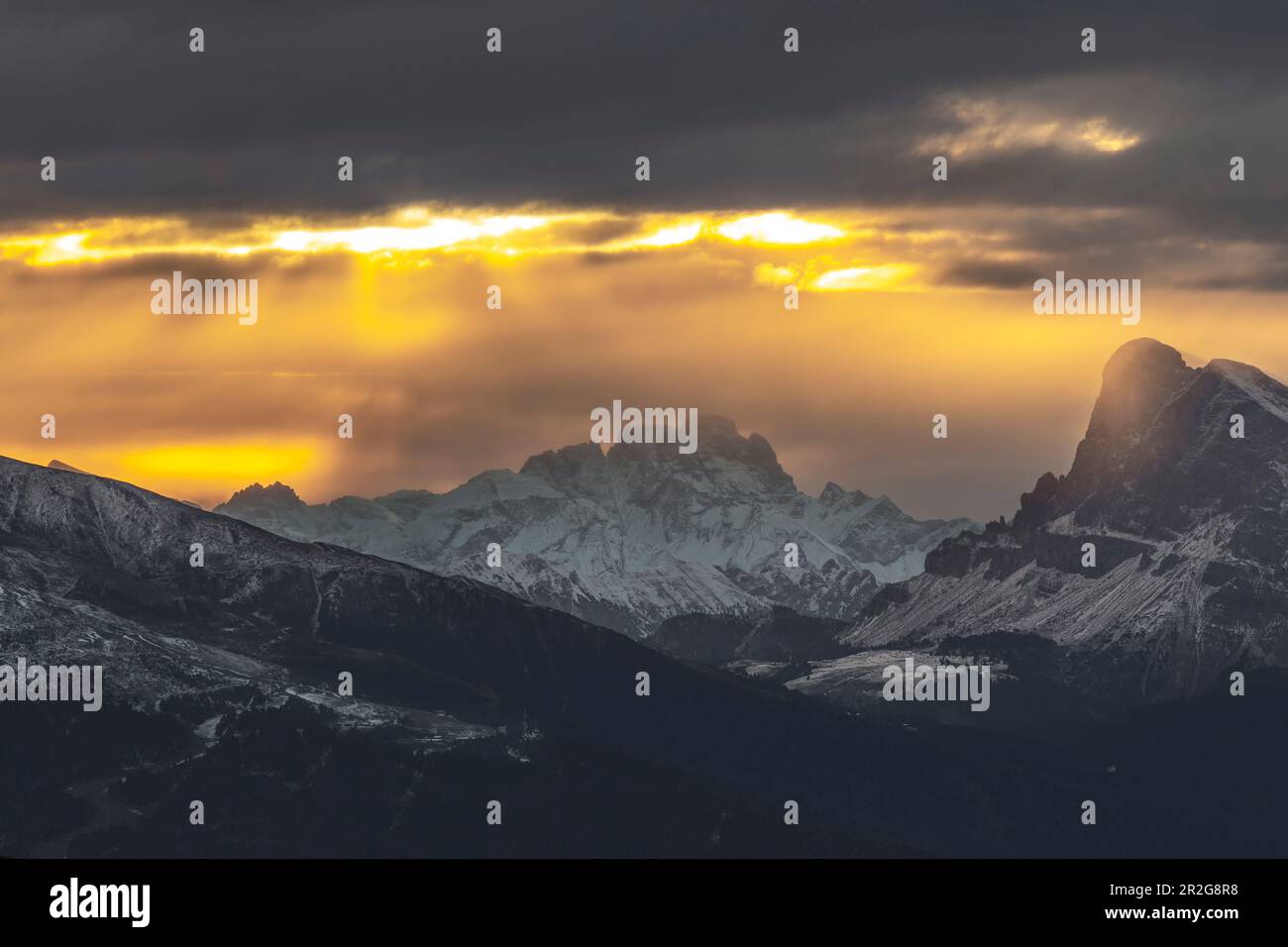 Panorama de montagne au lever du soleil, Tyrol du Sud, Chiusa, Italie. poutres de soleil, neige. Banque D'Images