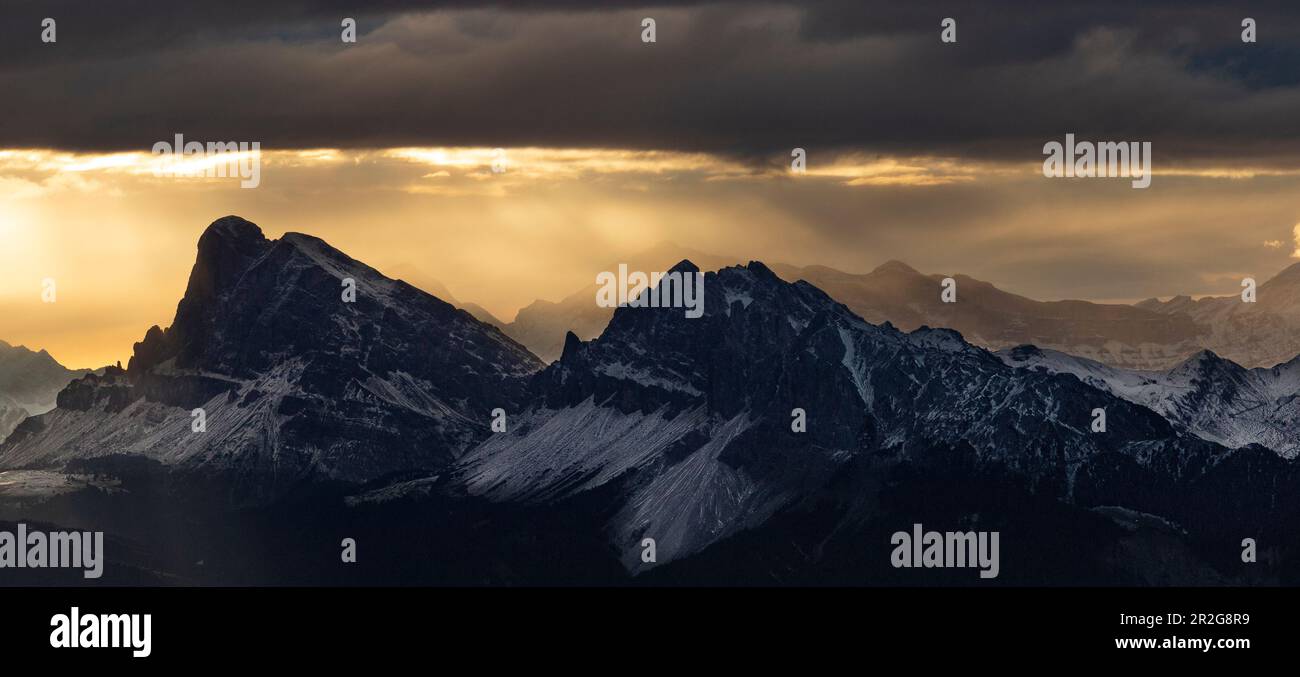Panorama de montagne au lever du soleil, Tyrol du Sud, Chiusa, Italie. poutres de soleil, neige. Banque D'Images