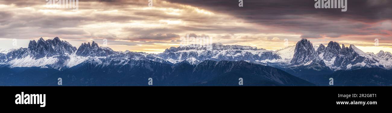Panorama sur la montagne, sommets enneigés, lever du soleil, Chiusa, Tyrol du Sud, Bozen, Italie. Banque D'Images