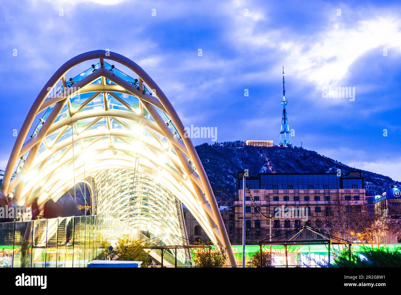 Vue nocturne de l'illumination de la vieille ville de Tbilissi, capitale de la Géorgie Banque D'Images