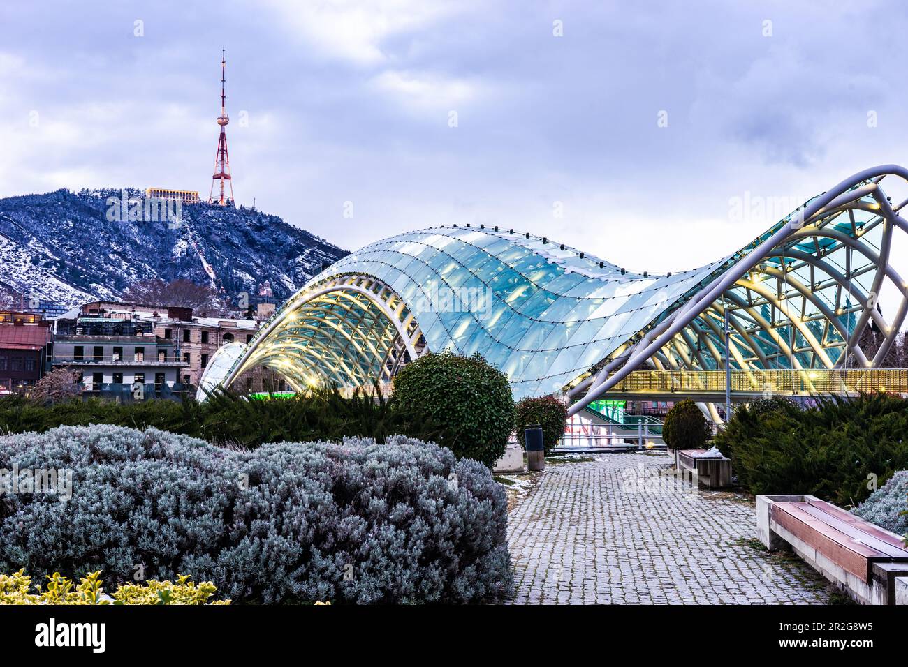 Vue nocturne de l'illumination de la vieille ville de Tbilissi, capitale de la Géorgie Banque D'Images