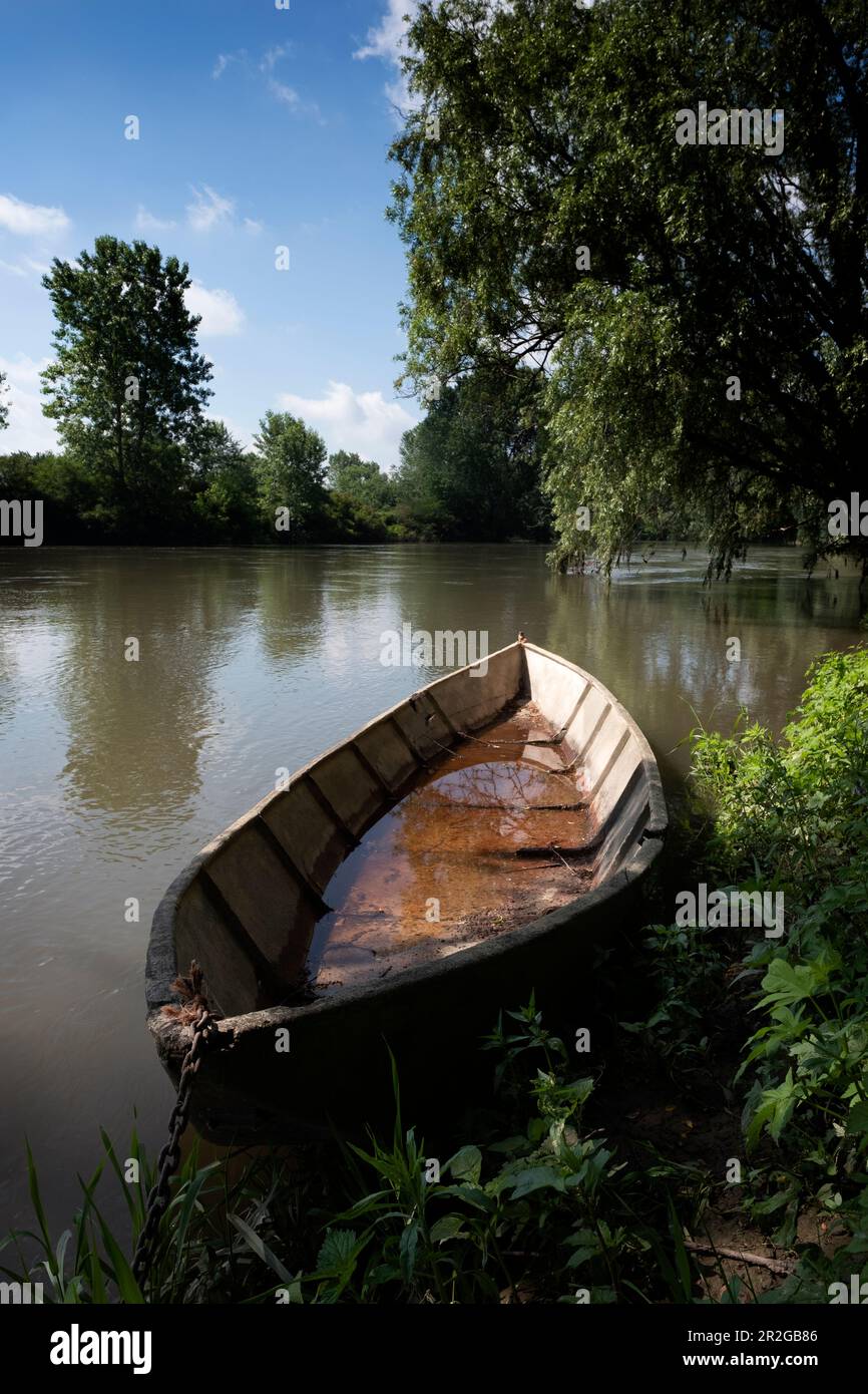 Vieux bateau de pêche sur les rives de l'Oglio, Drizzona, province de Cremona, Italie, Europe Banque D'Images