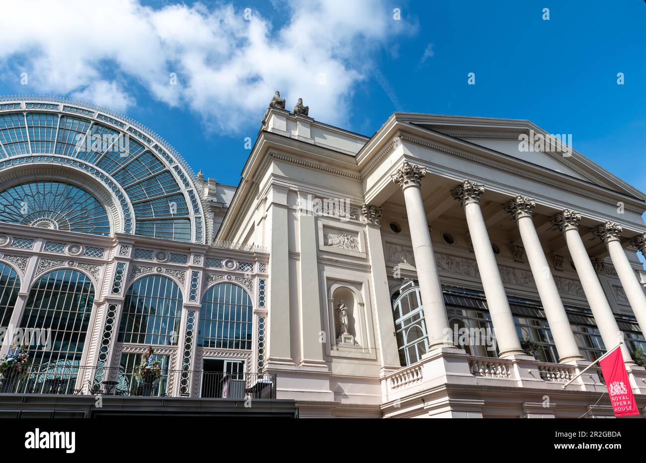 Vue sur la rue de l'Opéra royal de Covent Garden, Londres. Banque D'Images