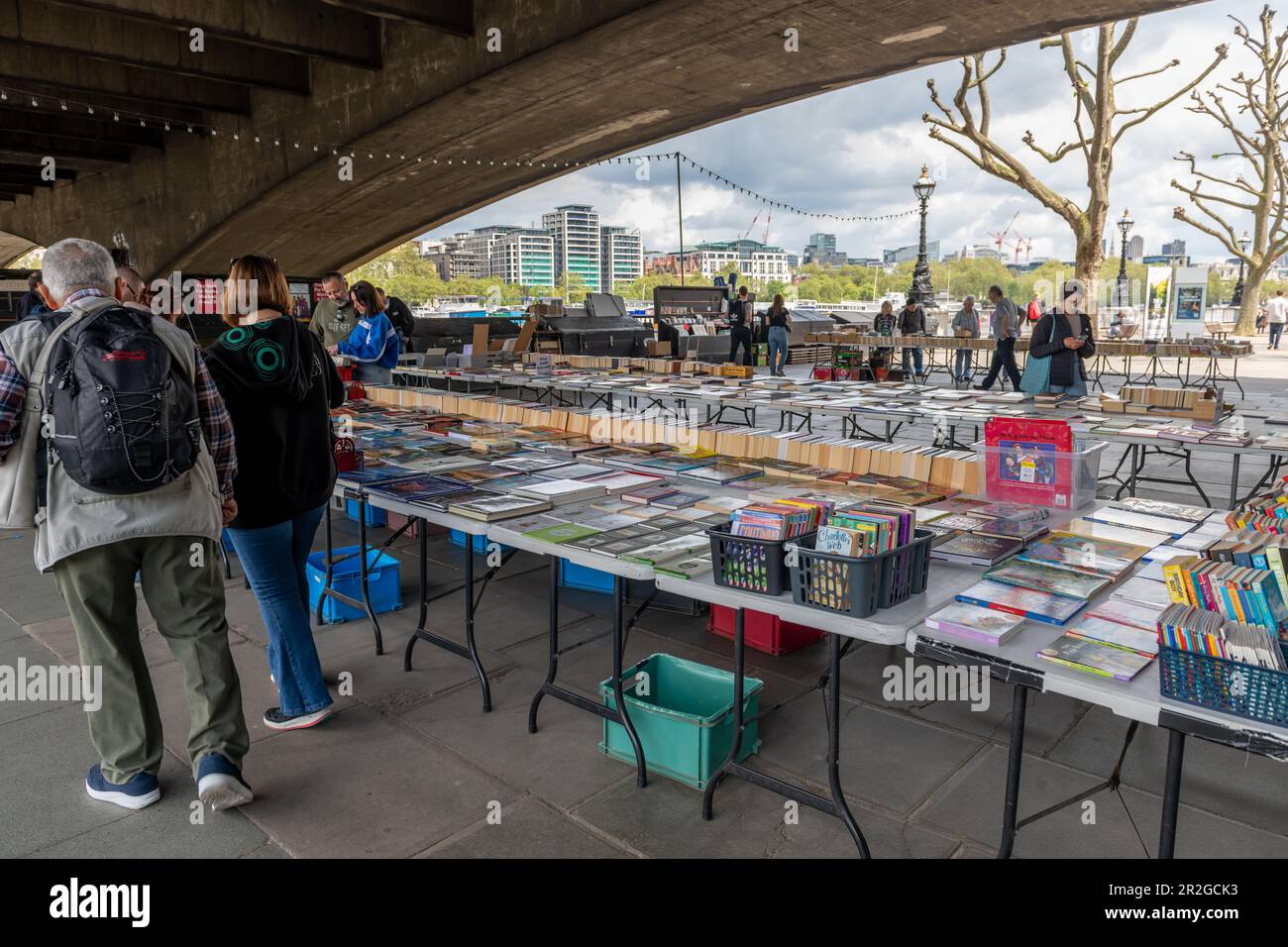 Londres. ROYAUME-UNI- 05.17.2023. Une foire du livre sous l'arche du pont Waterloo dans le centre Southbank. Banque D'Images