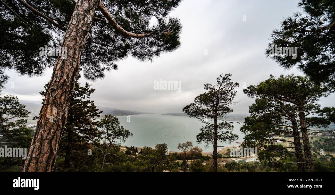 Jour pluvieux sur les rives de la mer de Tbilissi au début du printemps, capitale de la Géorgie Banque D'Images