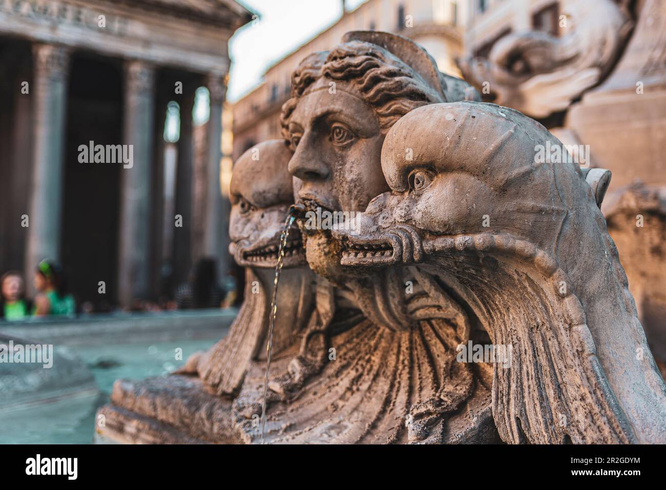 Obelisco Macuteo ou Obelisco del Pantheon, obélisque égyptien sur la Piazza della Rotonda au sommet d'une fontaine en face du Panthéon, Rome, Latium, Italie, Banque D'Images