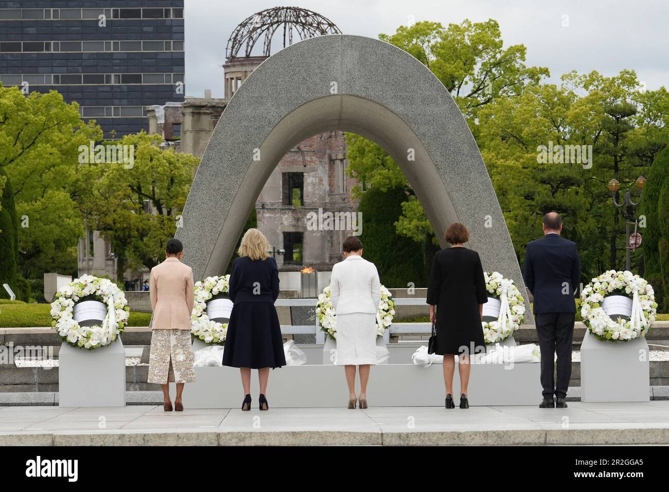 Hiroshima, Japon. 19th mai 2023. Le Groupe des sept conjoints se dresse un moment de silence après une cérémonie de couronne au Cenotaph commémoratif du Parc commémoratif de la paix d'Hiroshima, le premier jour du Sommet de G7, à 19 mai 2023, au Japon. Debout de gauche à droite : Akshata Narayan Murty, du Royaume-Uni, la première dame des États-Unis, Jill Biden, Yuko Kishida, du Japon, Britta Ernst, d'Allemagne, et Heiko von der Leyen, épouse du président de l'Union européenne. Crédit: Photo de piscine/G7 Hiroshima/Alamy Live News Banque D'Images