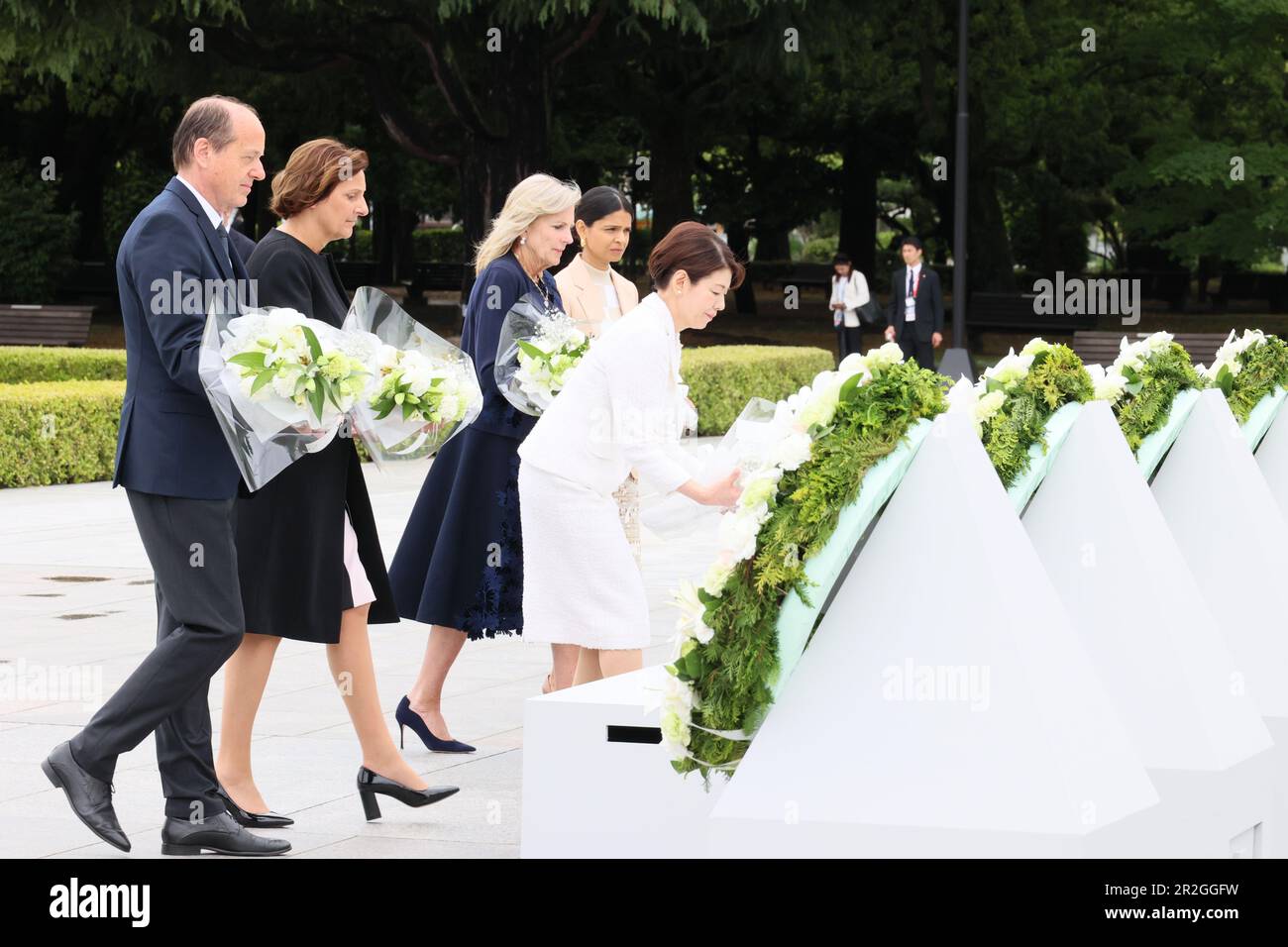 Hiroshima, Japon. 19th mai 2023. Le Groupe des sept conjoints a déposé des couronnes au Cenotaph commémoratif du Canada dans le Parc commémoratif de la paix d'Hiroshima, le premier jour du Sommet de G7, à 19 mai 2023, à Hiroshima, au Japon. Debout de gauche à droite : Akshata Narayan Murty, du Royaume-Uni, la première dame des États-Unis, Jill Biden, Yuko Kishida, du Japon, Britta Ernst, d'Allemagne, et Heiko von der Leyen, épouse du président de l'Union européenne. Crédit: Photo de piscine/G7 Hiroshima/Alamy Live News Banque D'Images