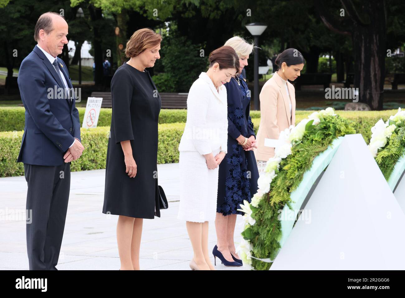 Hiroshima, Japon. 19th mai 2023. Le Groupe des sept conjoints se dresse un moment de silence après avoir déposé des couronnes au Cenotaph commémoratif du Parc commémoratif de la paix d'Hiroshima, le premier jour du Sommet de G7, à 19 mai 2023, au Japon. Debout de gauche à droite : Akshata Narayan Murty, du Royaume-Uni, la première dame des États-Unis, Jill Biden, Yuko Kishida, du Japon, Britta Ernst, d'Allemagne, et Heiko von der Leyen, épouse du président de l'Union européenne. Crédit: Photo de piscine/G7 Hiroshima/Alamy Live News Banque D'Images
