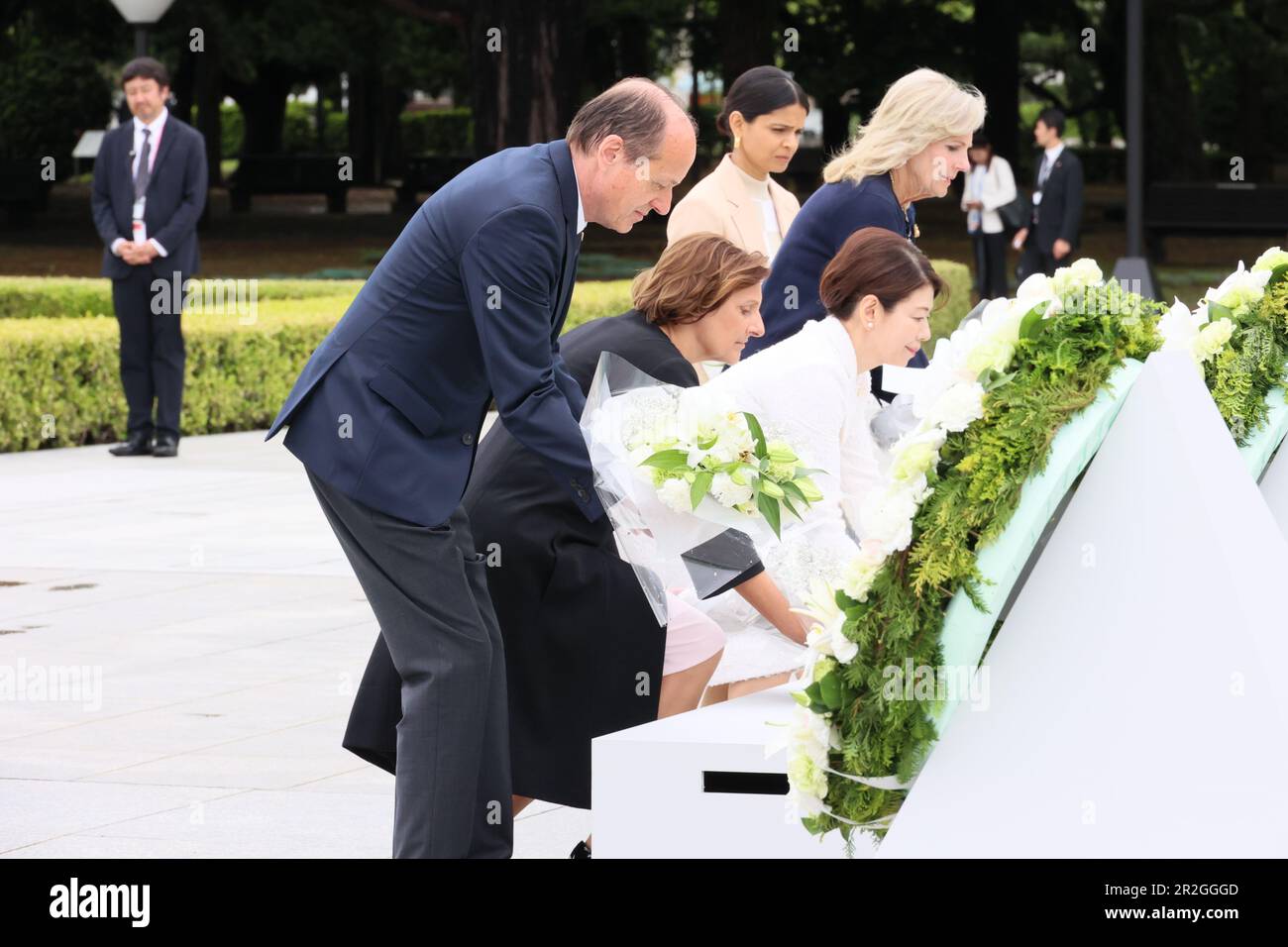 Hiroshima, Japon. 19th mai 2023. Le Groupe des sept conjoints a déposé des couronnes au Cenotaph commémoratif du Canada dans le Parc commémoratif de la paix d'Hiroshima, le premier jour du Sommet de G7, à 19 mai 2023, à Hiroshima, au Japon. Debout de gauche à droite : Akshata Narayan Murty, du Royaume-Uni, la première dame des États-Unis, Jill Biden, Yuko Kishida, du Japon, Britta Ernst, d'Allemagne, et Heiko von der Leyen, épouse du président de l'Union européenne. Crédit: Photo de piscine/G7 Hiroshima/Alamy Live News Banque D'Images