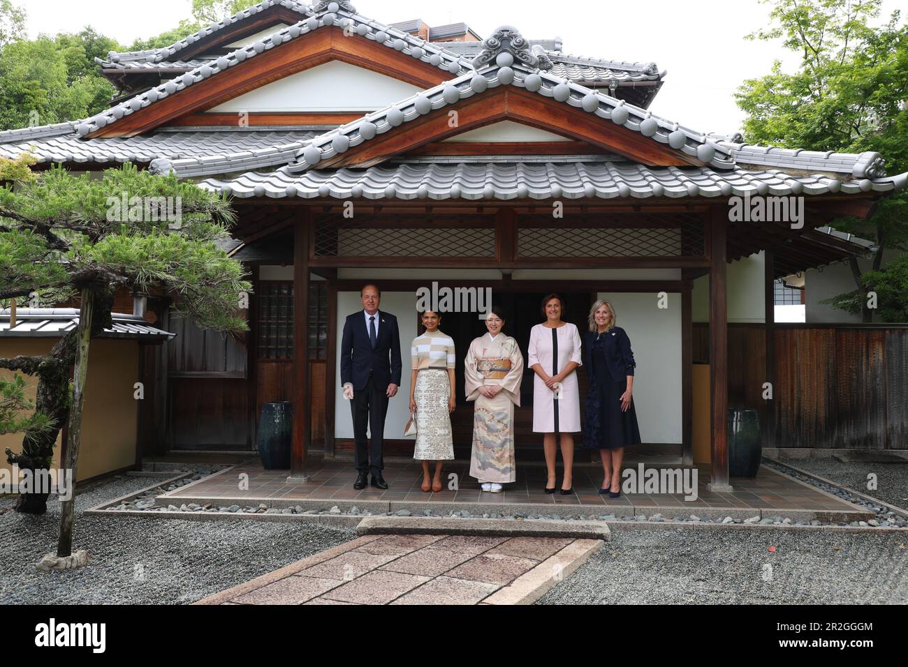 Hiroshima, Japon. 19th mai 2023. Les conjoints du Sommet de G7 se posent à la suite d'une cérémonie traditionnelle du thé japonais sado en marge du Sommet de G7, à 19 mai 2023, à Hiroshima, au Japon. Debout à partir de 2nd à gauche: Heiko von der Leyen, épouse du Président de l'Union européenne, Akshata Narayan Murty du Royaume-Uni, Yuko Kishida du Japon, Britta Ernst d'Allemagne, et la première dame des États-Unis Jill Biden. Crédit: Photo de piscine/G7 Hiroshima/Alamy Live News Banque D'Images