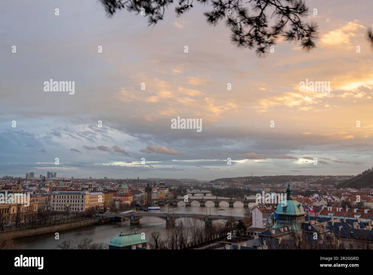 Coucher de soleil, ponts de Prague, terrasse d'observation au Pavillon Hanavsky, Prague, République Tchèque Banque D'Images