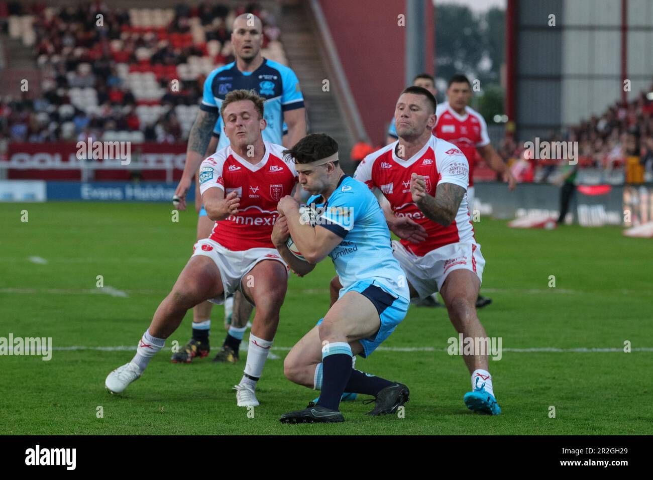 Jez Litten #14 de Hull KR et Shaun Kenny-Dowall #4 de Hull KR attach Aidan McGowan #21 de Batley Bulldogs pendant le match de la coupe du défi Betfred Hull KR vs Batley Bulldogs au Sewell Group Craven Park, Kingston upon Hull, Royaume-Uni, 19th mai 2023 (photo de James Heaton/News Images) Banque D'Images