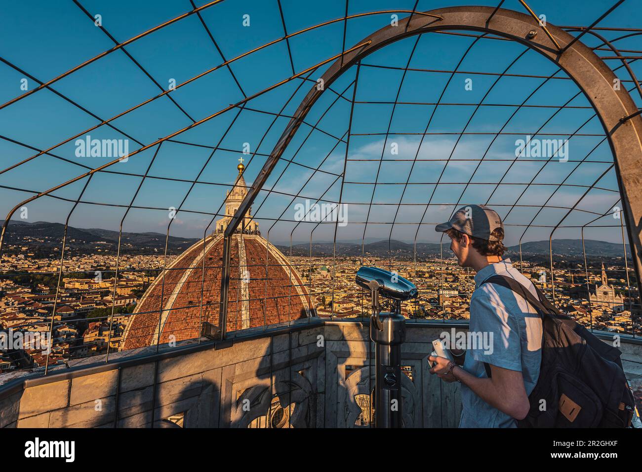 Homme avec sac à dos en premier plan, vue du Campanile du Duomo au dôme, Duomo Santa Maria del Fiore, Duomo, cathédrale, Florence, Toscane, ITA Banque D'Images