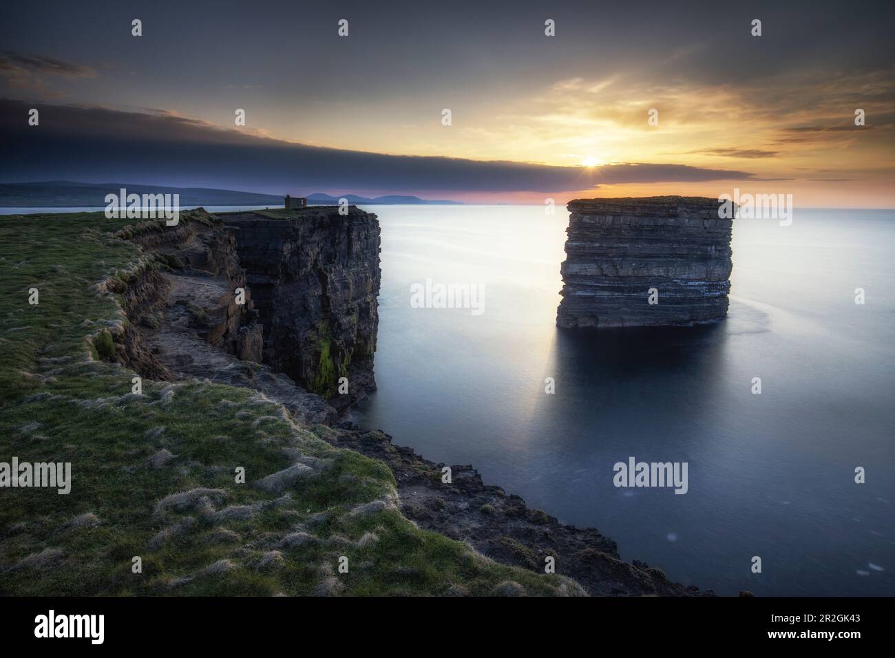 Falaises de Downpatrick Head et pile de mer de Dun Boste. Coucher de soleil... Knockaun, Lackan, comté de Mayo, Irlande. Banque D'Images