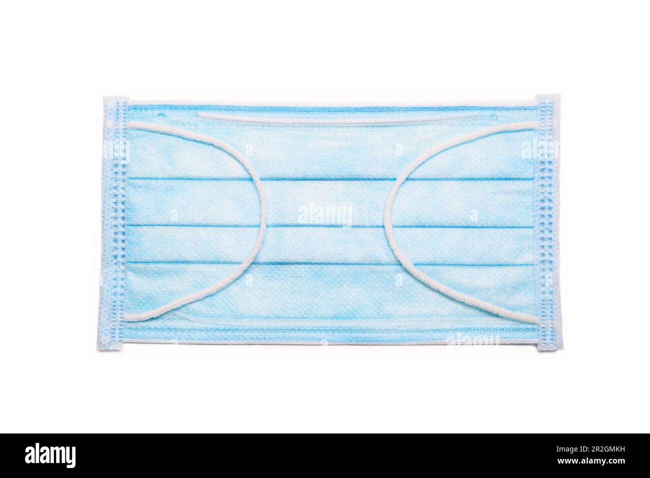 Masque de protection médical de couleur bleue isolé sur fond blanc Banque D'Images