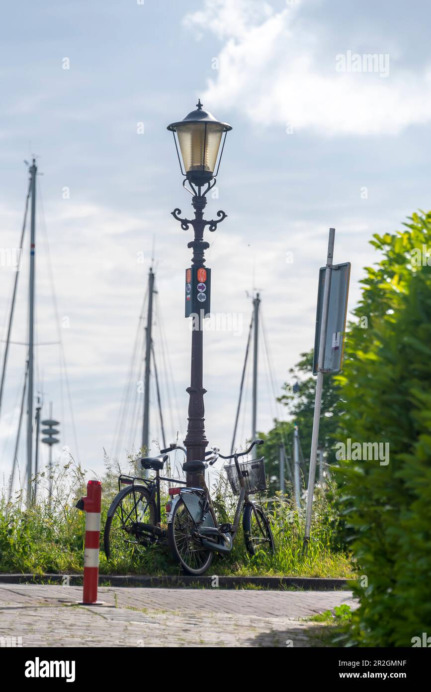 Bicyclettes à Schellingwouderdijk, lampe de rue historique, Amsterdam, Hollande-Nord, pays-Bas Banque D'Images