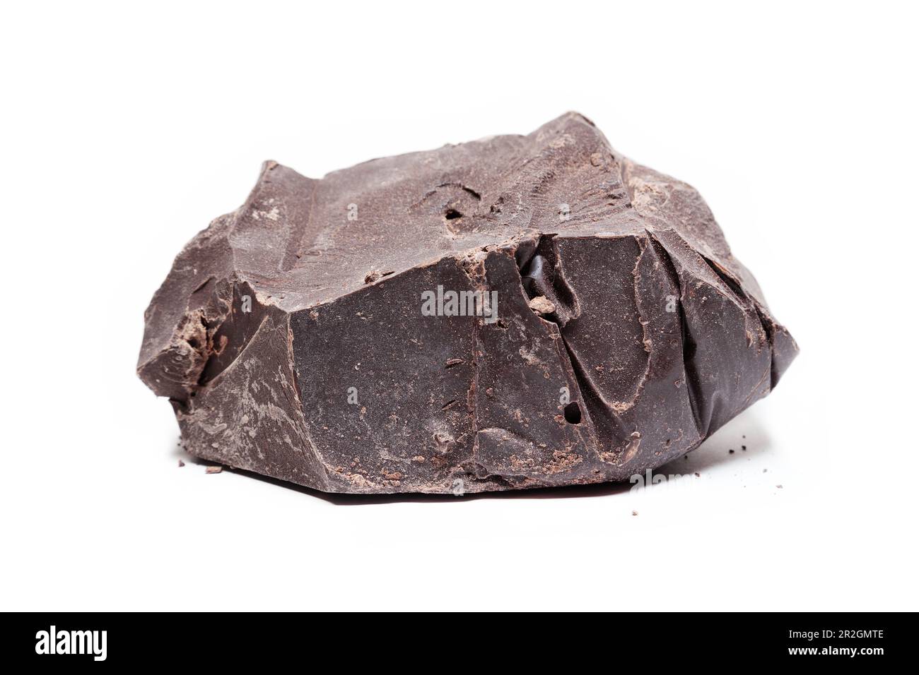 Grand morceau de chocolat noir brut isolé sur fond blanc Banque D'Images