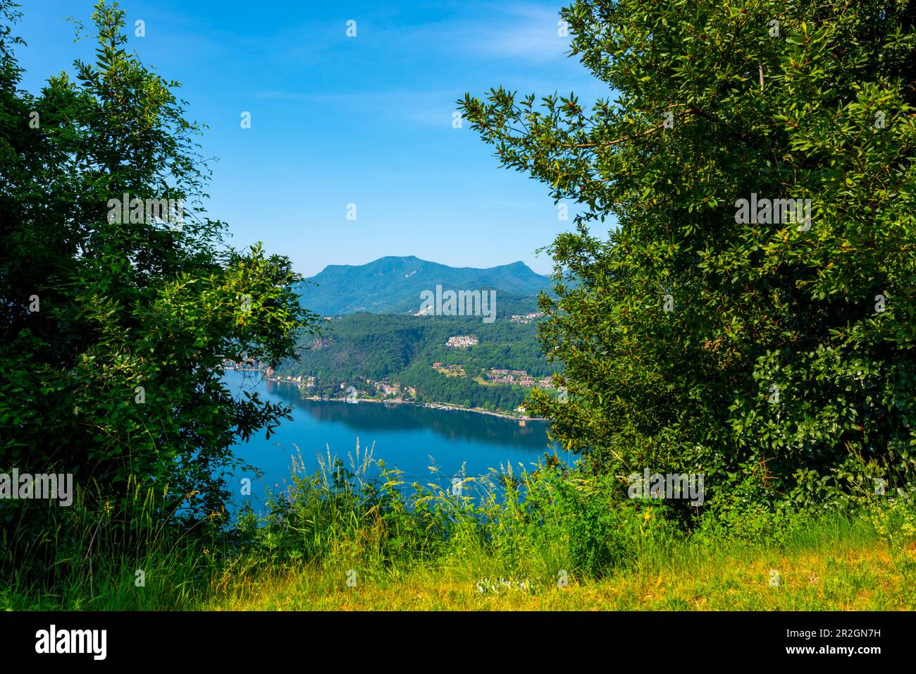 Vue sur la montagne de la Suisse à l'Italie et le lac de Lugano à Morcote, Tessin, Suisse. Banque D'Images