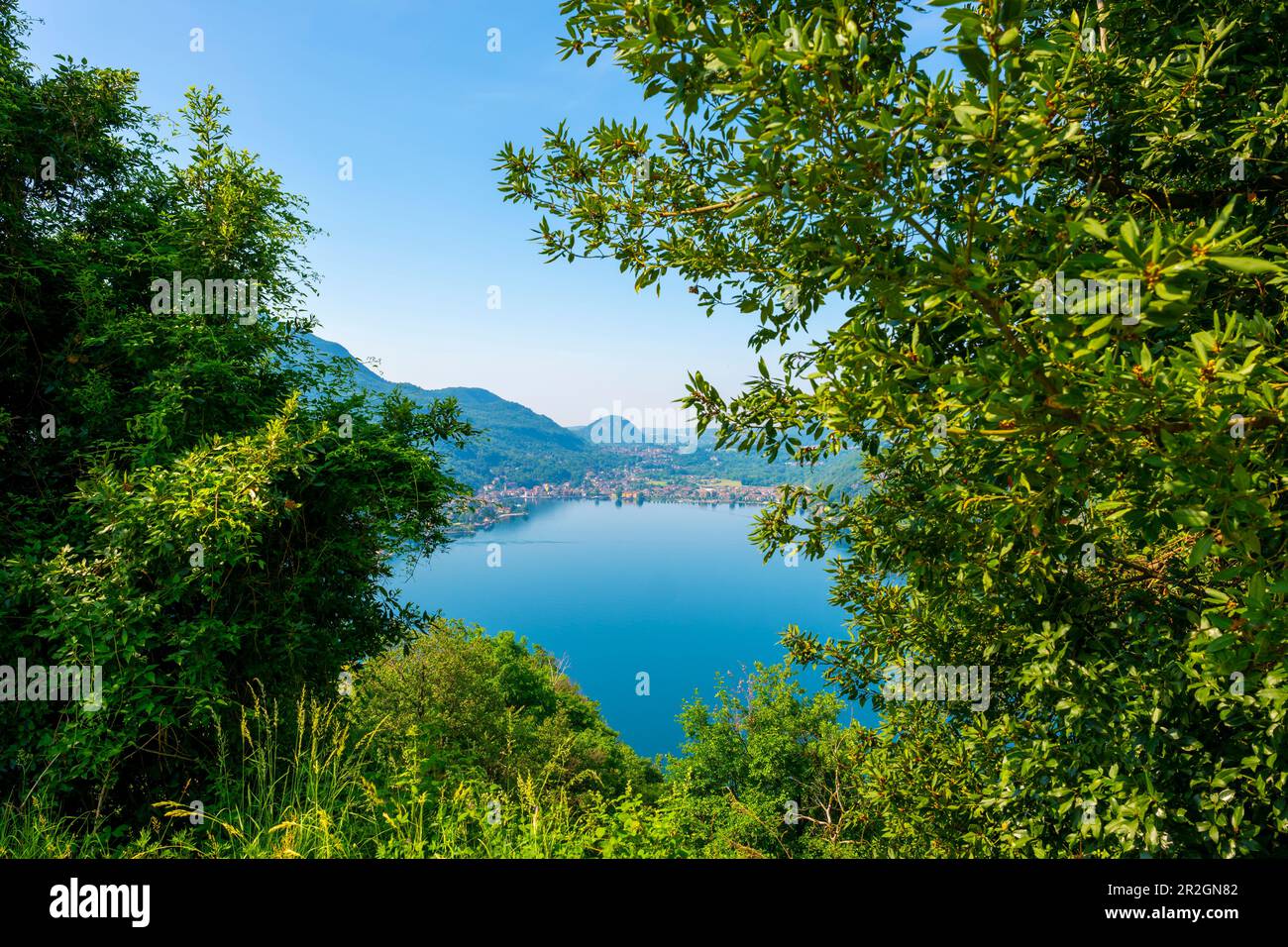 Vue sur la montagne de la Suisse à l'Italie et le lac de Lugano à Morcote, Tessin, Suisse. Banque D'Images