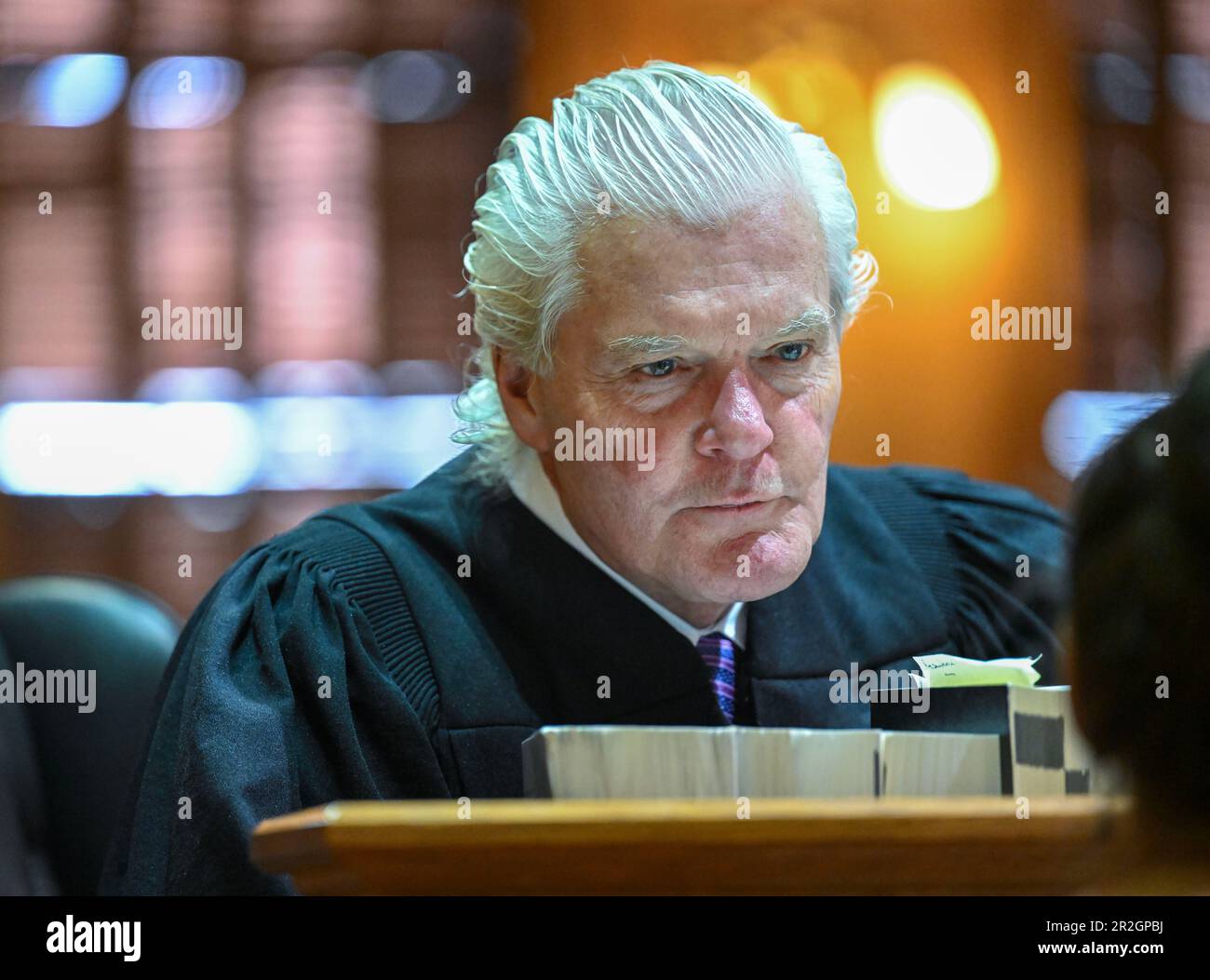 Schoharie, New York, États-Unis. 17th mai 2023. Le juge PETER LYNCH, est vu devant NAUMAN HUSSAIN, qui a dirigé la compagnie de limousine impliquée dans l'accident de 2018 qui a tué 20 personnes est reconnu coupable de 20 chefs d'homicide involontaire coupable au deuxième degré au tribunal du comté de Schoharie à Schoharie, dans l'État de New York (Credit image: © Hans Pennink/ZUMA Press Wire) USAGE ÉDITORIAL SEULEMENT! Non destiné À un usage commercial ! Banque D'Images