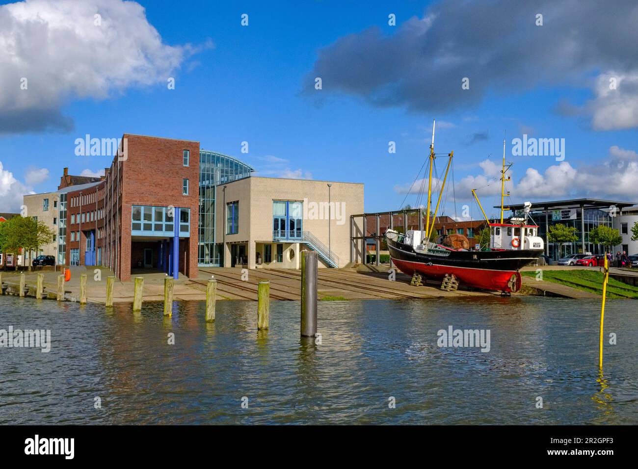 Hôtel de ville avec ancien Cutter sur Slipanlange, port intérieur, Husum, Frise du Nord, côte de la mer du Nord, Schleswig-Holstein, Allemagne, Europe Banque D'Images