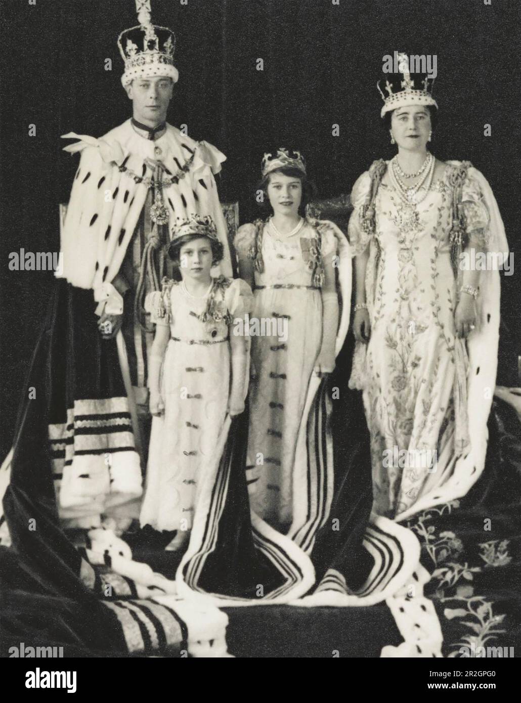 GEORGE VI dans Coronation robes en 1936 avec la reine Elizabeth Bowes-Lyon et leurs filles Elizabeth à droite et Margaret Banque D'Images