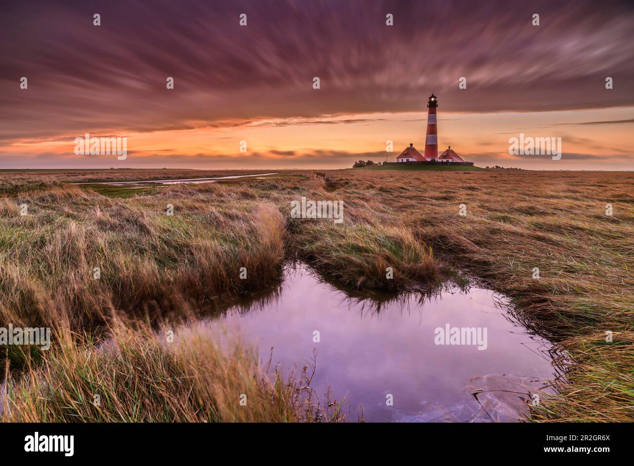 Piscines dans un marais salé avec phare de Westerhever en arrière-plan, Westerheversand, Westerhever, parc national de la mer des Wadden, Schleswig-Holstein, Germa Banque D'Images