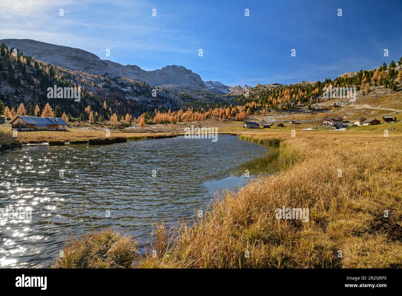 Lac de montagne et pâturages de montagne sur le Kleine Fanesalm, Groupe Fanes, Dolomites, site classé au patrimoine mondial de l'UNESCO Dolomites, Tyrol du Sud, Italie Banque D'Images