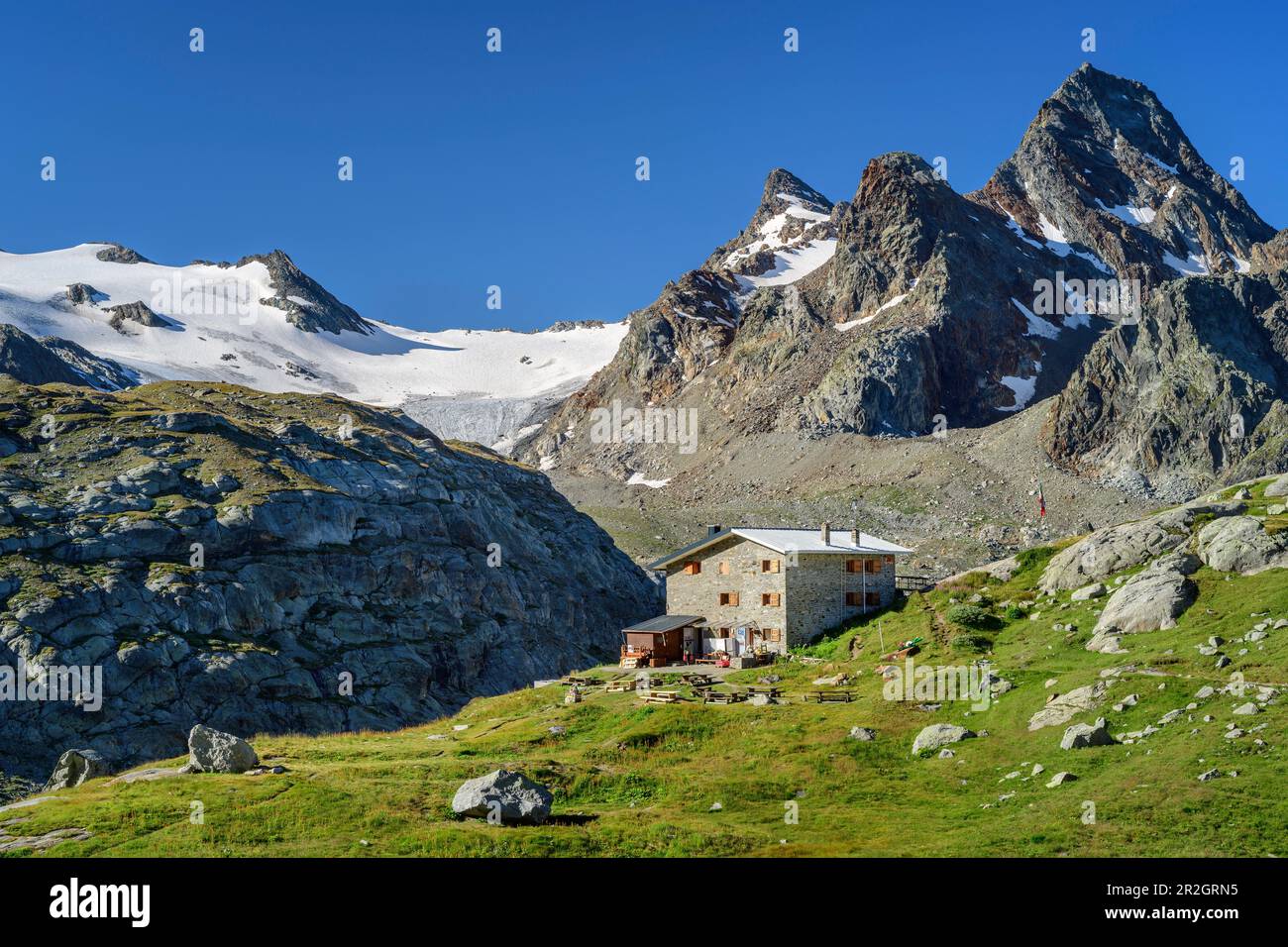 Refuge Rifugio Deffeyes avec Grand Assaly, Groupe de formation, Alpes graciennes, Aoste, Italie Banque D'Images