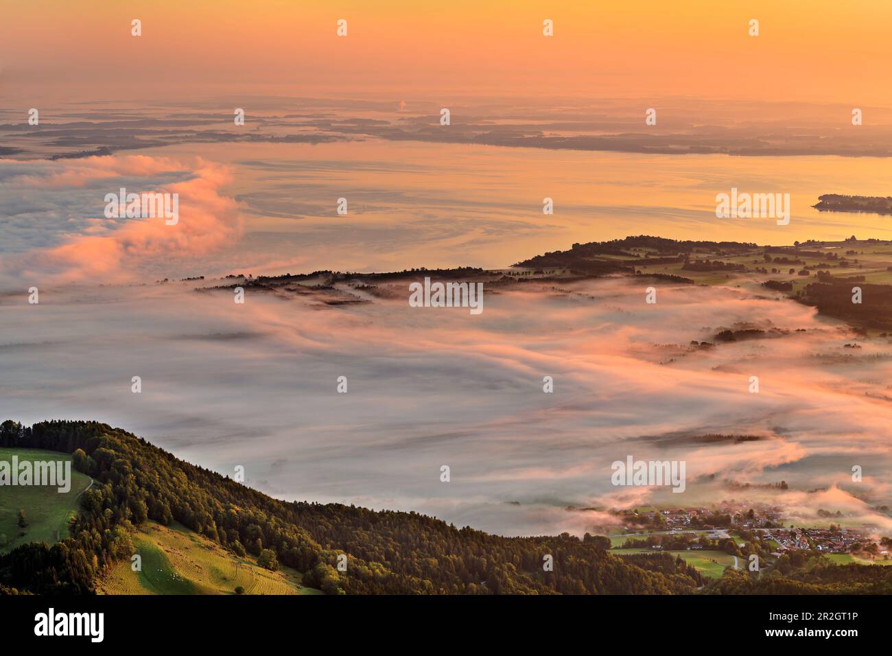 Ambiance matinale avec brouillard de vallée au lac Chiemsee, depuis le Gederer Wand, Kampenwand, les Alpes de Chiemgau, Chiemgau, haute-Bavière, Bavière, Allemagne Banque D'Images