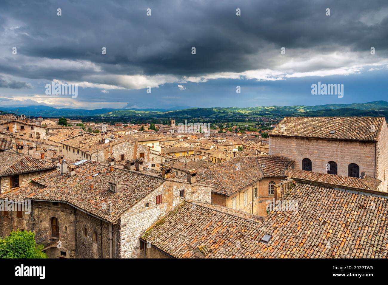 Au-dessus des toits de la vieille ville de Gubbio, Gubbio, province de Pérouse, Ombrie, Italie, Europe Banque D'Images