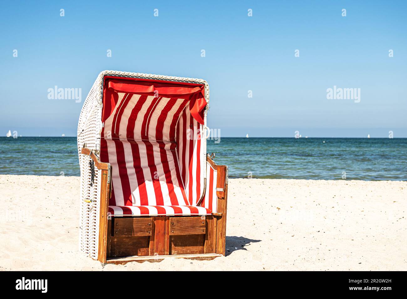 Chaise de plage à rayures rouges et blanches sur la plage de la mer  Baltique, mer Baltique, Ostholstein, Schleswig-Holstein, Allemagne Photo  Stock - Alamy