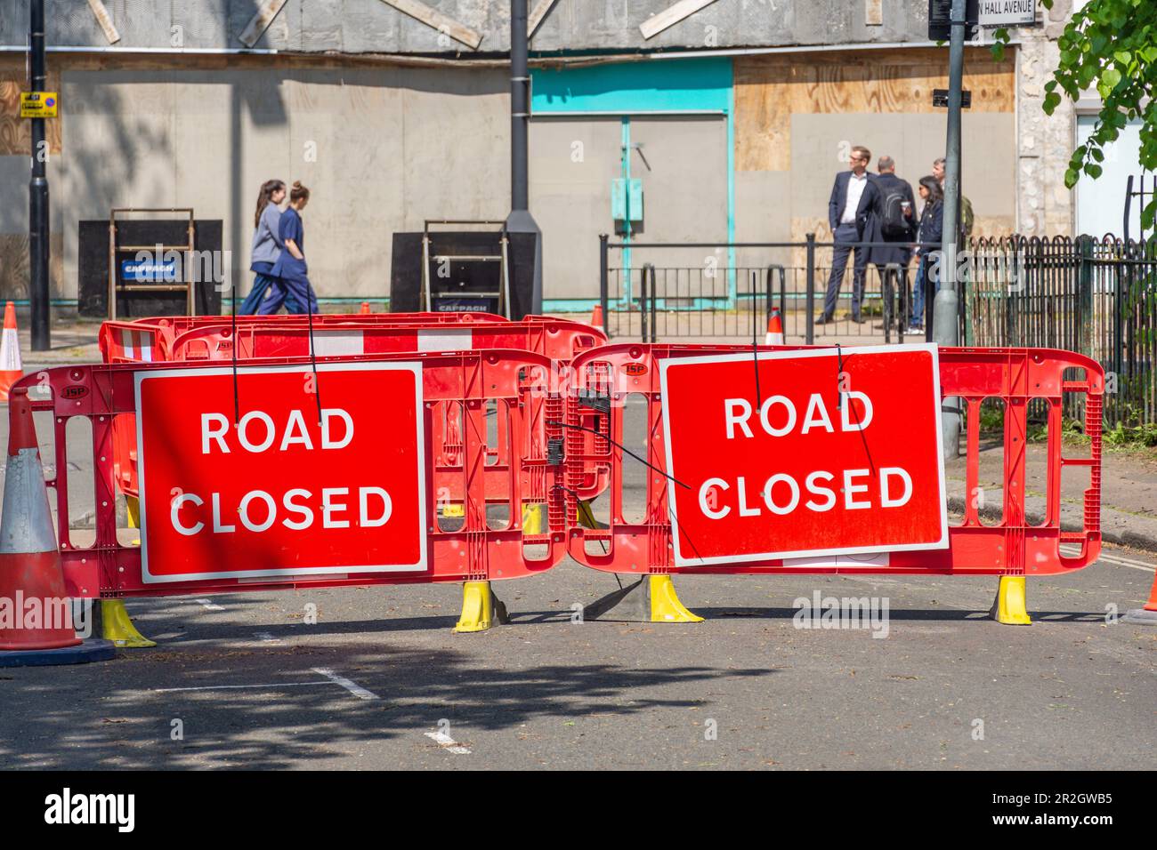 Route fermé panneaux et barrières, Town Hall Road, Turnham Green, Chiswick, London Borough of Hounslow, Greater London, Angleterre, Royaume-Uni Banque D'Images