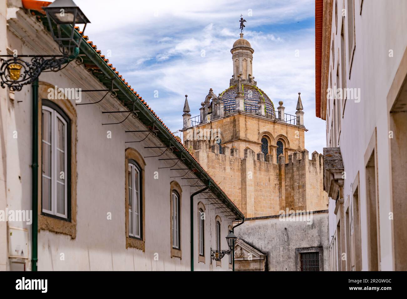 Le dôme distinctif de passage de la cathédrale se Velha dans la capitale historique de Coimbra, Portugal Banque D'Images