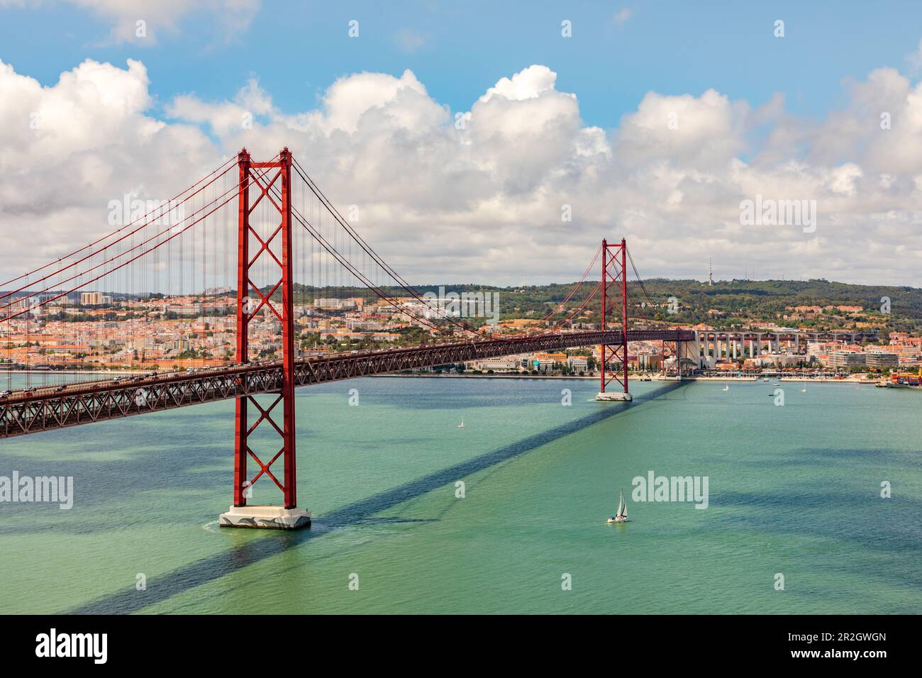 Le pont Ponte 25 de Abril au-dessus du Tage à Lisbonne vu du point de vue de la statue Cristo Rei, Portugal Banque D'Images