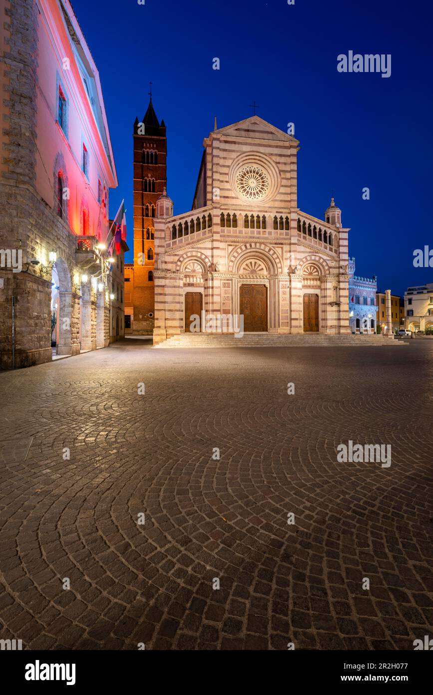 Cathédrale de Grosseto, Cattedrale di San Lorenzo, à gauche, hôtel de ville éclairé, Grosseto, Toscane, Italie Banque D'Images