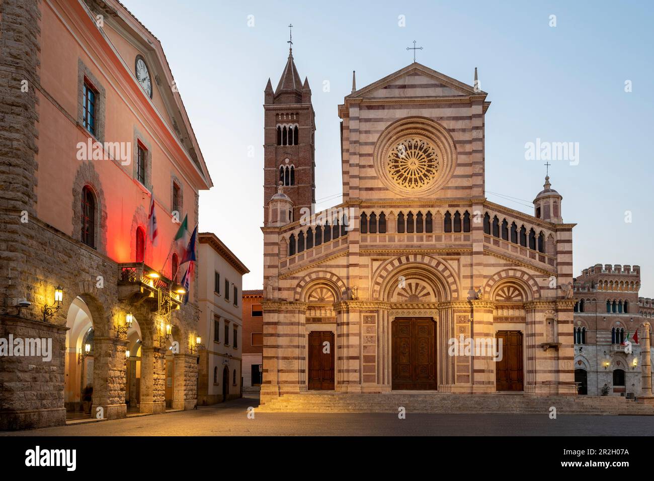 Cathédrale de Grosseto, Cattedrale di San Lorenzo, à gauche, hôtel de ville éclairé, Grosseto, Toscane, Italie Banque D'Images