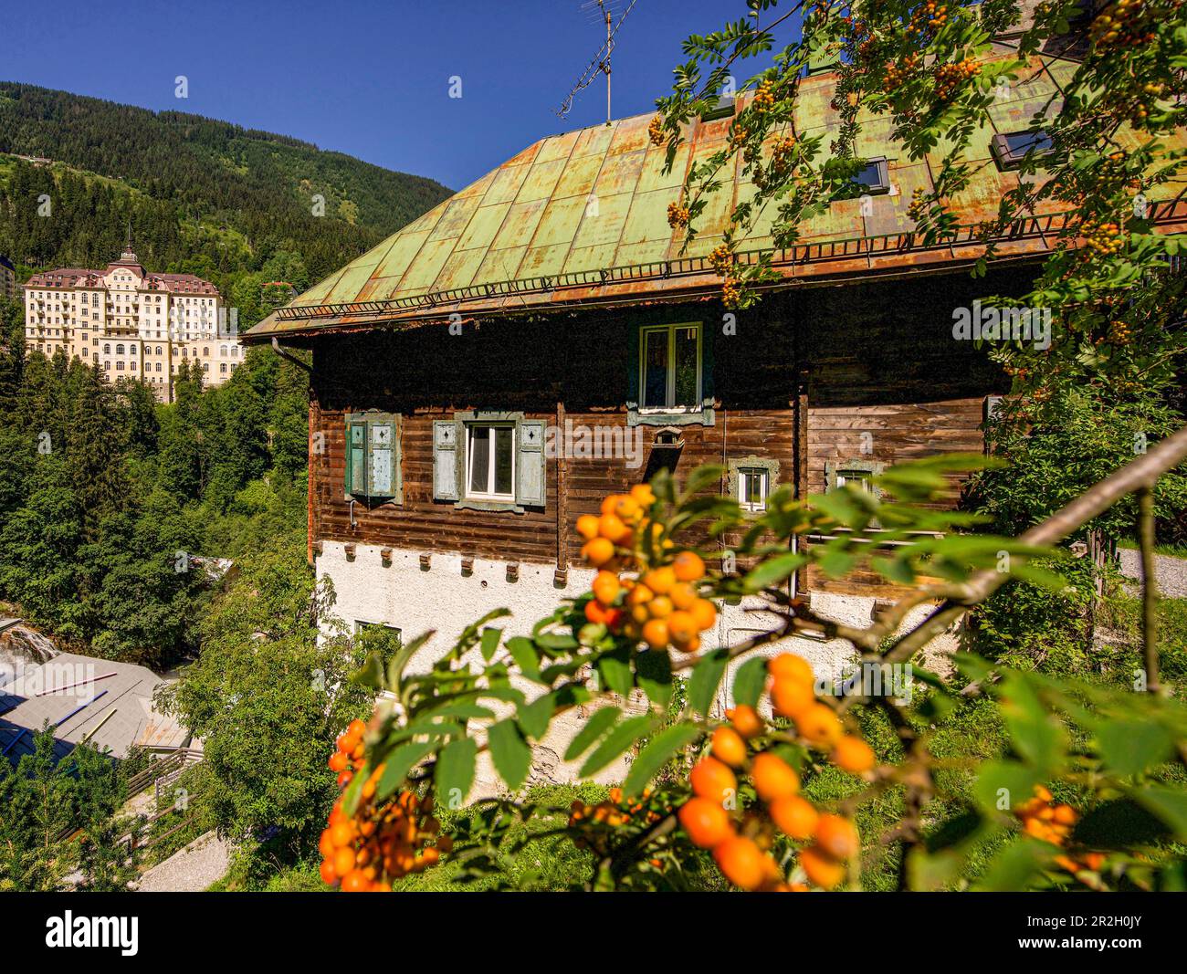 Maison alpine traditionnelle, en arrière-plan, l'ancien Grandhotel de l'Europe, Bad Gastein, Salzburger Land, Autriche Banque D'Images