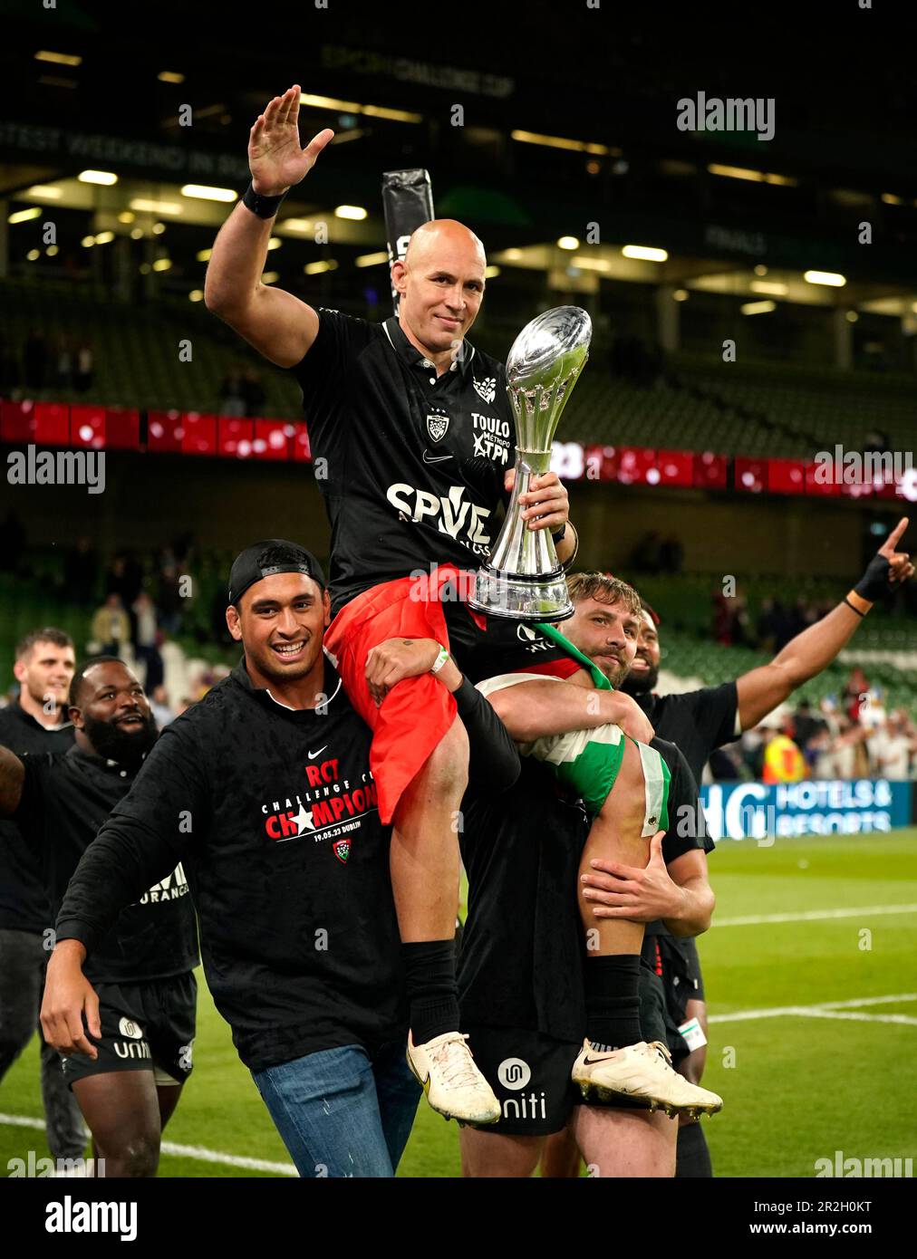 Sergio Parisse, de RC Toulon, célèbre avec le trophée suivant la finale de la coupe du défi ECPR au stade Aviva, à Dublin. Date de la photo: Vendredi 19 mai 2023. Banque D'Images