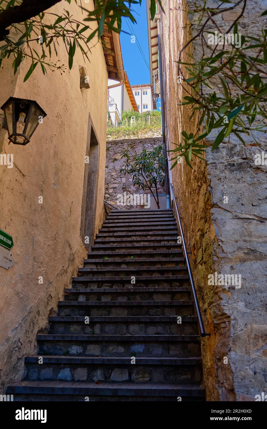 Vieilles rues, chemins et ponceaux dans le centre de Gandria. Portes d'entrée et lampadaires fantaisistes. Banque D'Images