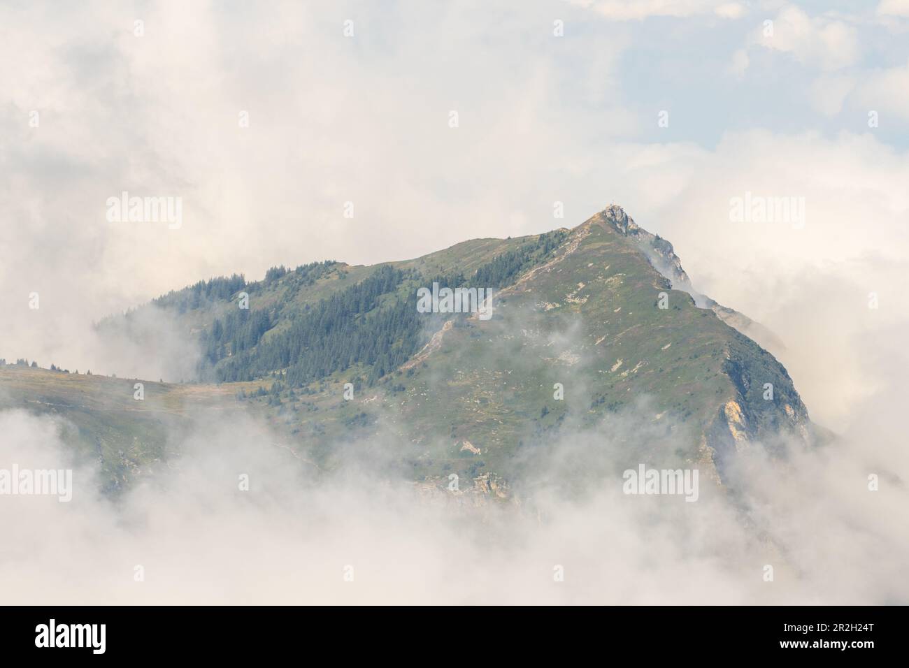 Vue d'en haut sur le Studberg dans les nuages Banque D'Images