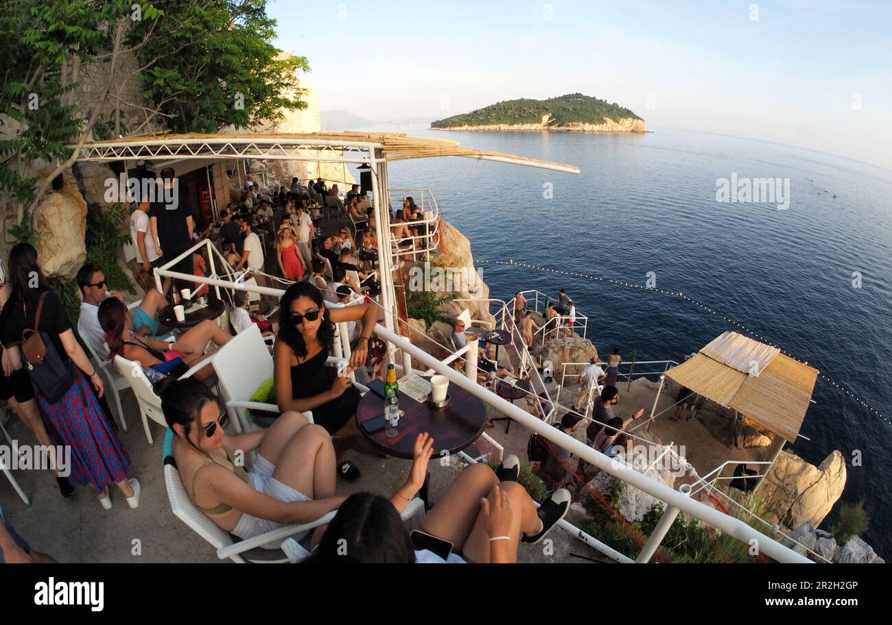Café près des remparts de la vieille ville, Dubrovnik, Dalmatie du Sud, Côte Adriatique croate, Croatie Banque D'Images