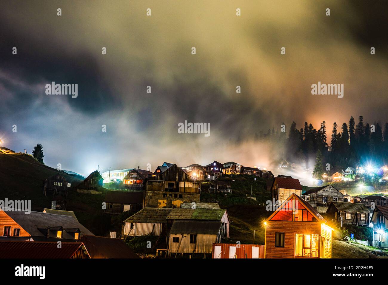 Vue sur la célèbre station de Bakhmaro dans la nuit Banque D'Images