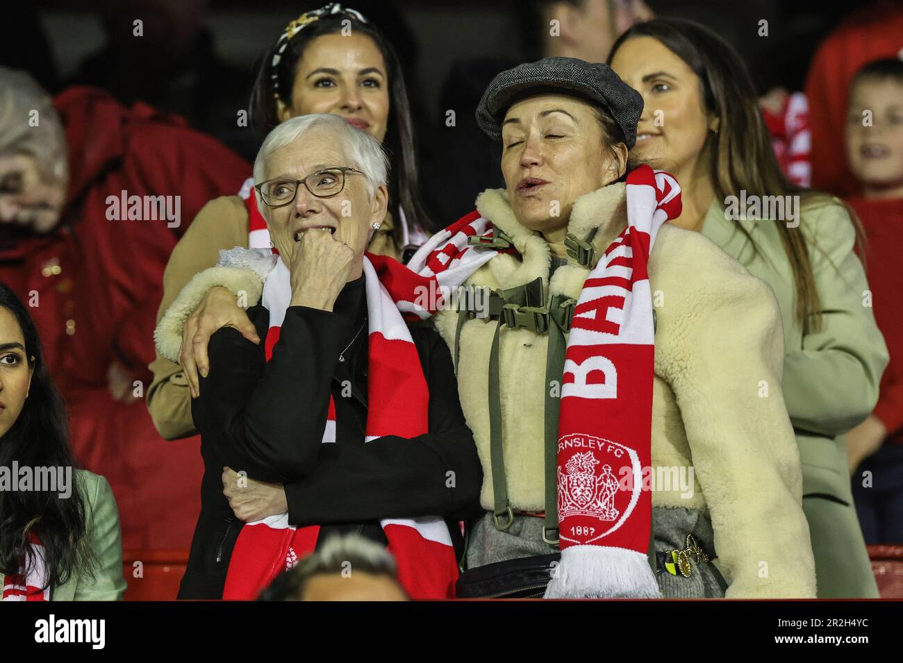 Jean Clyne copropriétaire et membre du conseil Julie Anne de Barnsley FC fêtez la victoire lors du match de fin de partie de Sky Bet League 1 Barnsley vs Bolton Wanderers à Oakwell, Barnsley, Royaume-Uni, 19th mai 2023 (photo de Mark Cosgrove/News Images) Banque D'Images