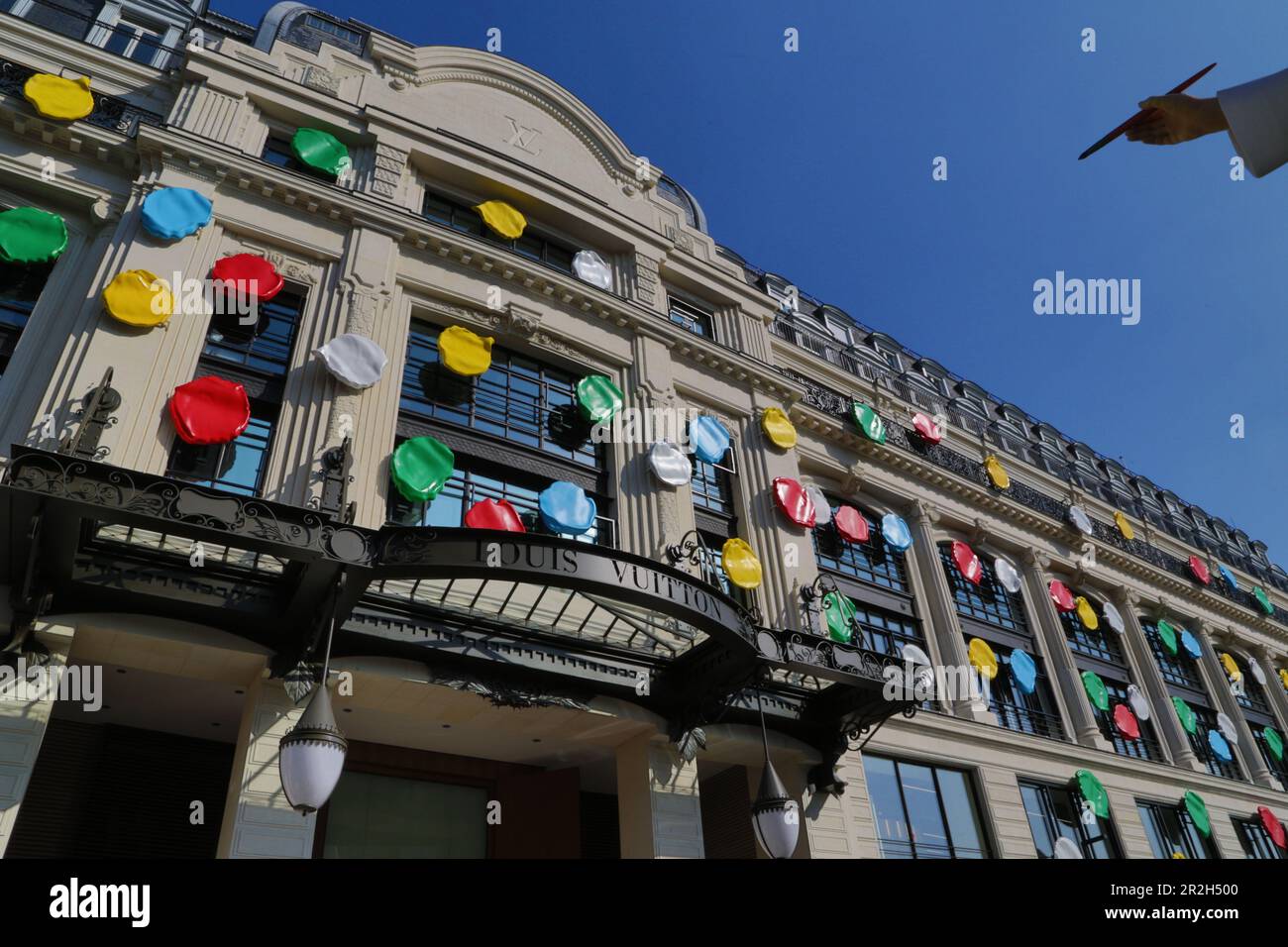 France, Paris, sculpture geante de Yayoi Kusama et poi multicores, siège immeuble Louis Vuitton rue du Pont-neuf Banque D'Images